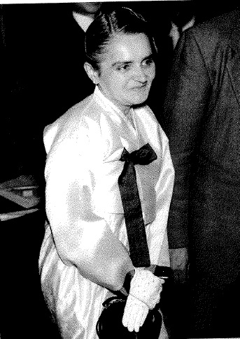 1948년 7월24일 이승만이 대통령에 당선되었다는 소식을 듣고 중앙청 국회에 들어서는 부인 프란체스카 여사가 축하인사를 받으며 미소짓고 있다.ⓒ연세대이승만연구원