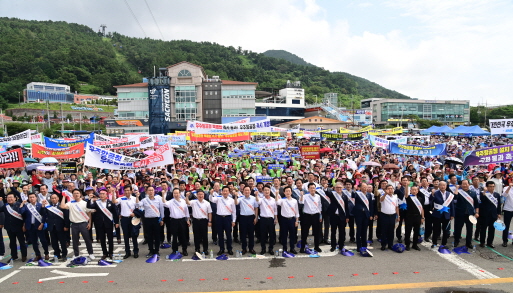 ▲ 지난 7월 경남도민들이 우주항공청 특별법 조기 제정을 염원하는 '종이비행기 날리기' 퍼포먼스를 하고 있다.(ⓒ 경남도