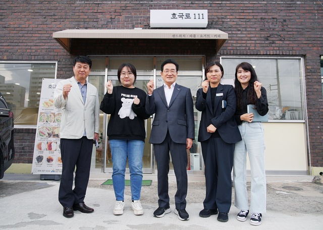 ▲ 최기문 영천시장은 13일 관내 청년 CEO가 운영하는 사업장 3곳(나다움놀이터, 스텔라팩토리, 햇살소담)을 방문해 청년창업가를 격려하고 앞길을 응원했다.ⓒ영천시