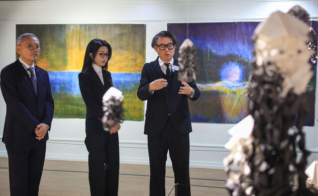 ▲ 윤석열 대통령 부인 김건희 여사가 13일 전남 목포문화예술회관에서 열린 전남국제수묵비엔날레 전시를 관람하고 있다. ⓒ대통령실 제공