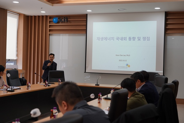 ▲ 국립금오공과대학교(총장 곽호상)가 한국전력공사와 함께 구미 산단의 RE100 대응을 위한 ‘제1회 구미 스마트에너지클러스터 세미나’를 개최했다.ⓒ금오공대
