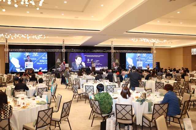 ▲ 김하수 청도군수는 지난 12일 미국 캘리포니아주 애너하임 컨벤션 센터에서 개최된 제21차 세계한인비즈니스대회에 참가해 청도군에서 추진 예정인 대규모 전원주택단지(International U. Village)조성사업 건립 추진 계획을 소개하고자 직접 프레젠테이션을 하면서 투자유치·홍보에 나섰다.ⓒ청도군