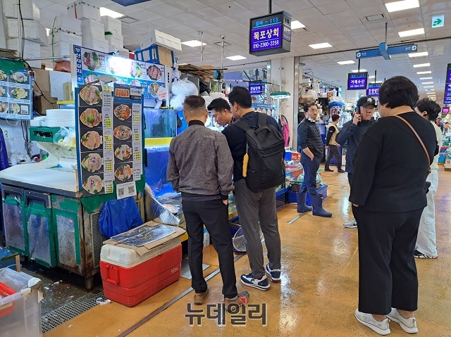 ▲ 노량진 수산 시장 1층 소매 구역에서 소비자들이 상인들과 흥정하고 있다.ⓒ조현우 기자