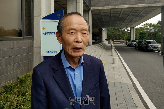 ▲ 장기표(77) 특본 상임대표가 13일 오후 서울 서초구 서울중앙지검 앞에서 노역에 대한 입장을 밝히고 있다. ⓒ정상윤 기자