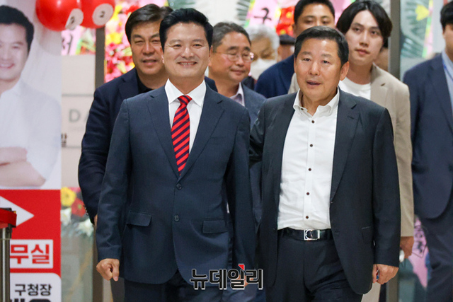 ▲ 이철규 국민의힘 사무총장(왼쪽)이 11일 저녁 서울 강서구 마곡동에 있는 김태우 후보 선거사무소를 떠나고 있다. 오른쪽에는 배웅 나온 김태우 국민의힘 강서구청장 후보자. ⓒ공동취재단/정상윤 기자