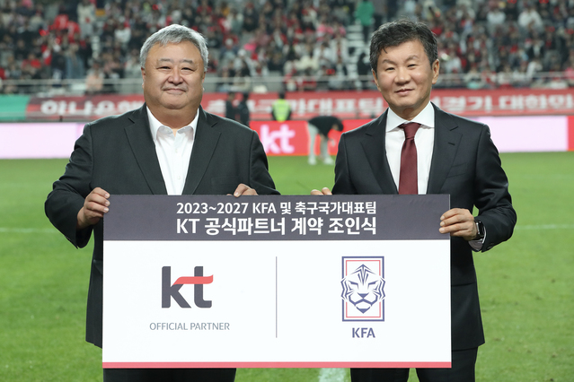 ▲ (왼쪽부터) 행사에 참석한 KT Customer부문 이현석 부문장과 대한축구협회 정몽규 회장이 기념 촬영을 하고 있는 모습ⓒKT