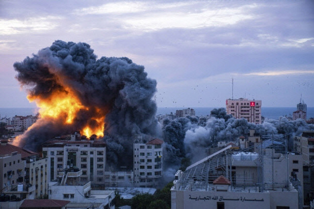 ▲ 7일(현지시각) 팔레스타인 가자지구에서 이스라엘의 보복 공습으로 화염과 연기가 치솟고 있다. ⓒAP/뉴시스
