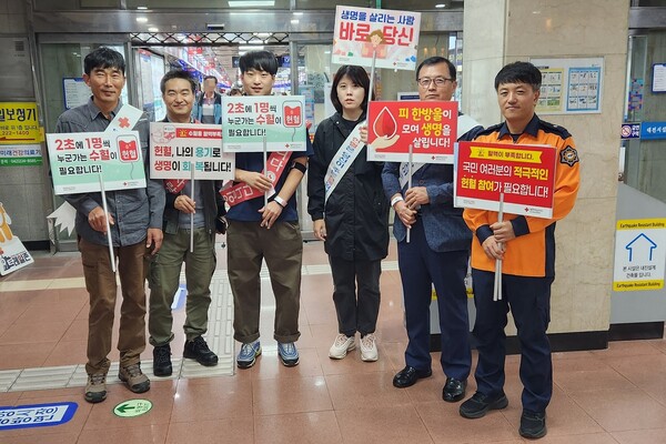 ▲ 대전소방본부 헌혈동호회‘나누리’가 14일 은행동 헌혈의 집에서 단체헌혈을 하고 으능정이 거리에서 헌혈 캠페인을 벌였다.ⓒ대전시