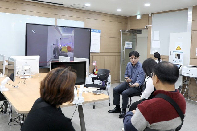 ▲ 충북보건과학대학교 작업치료학가 교수가 13~14일 수시면접일에 학부모들에게 학과를 소개하고 있다.ⓒ충북보건과학대학교