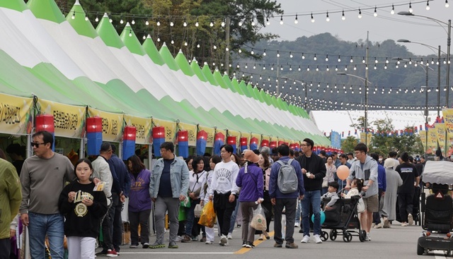 ▲ 2023 청원생명축제장에 많은 시민들이 관람하고 있다.ⓒ청주시