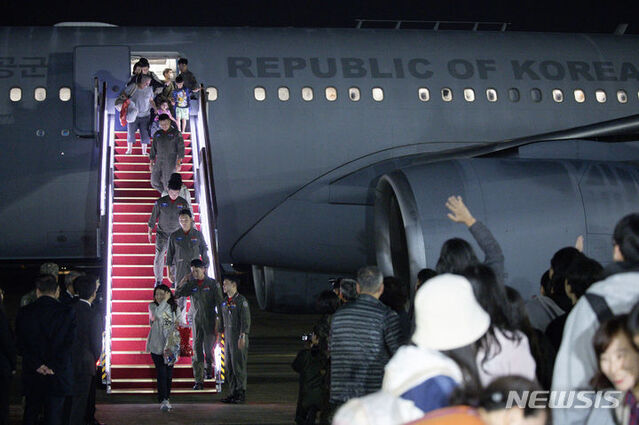 ▲ 이스라엘-하마스 간 분쟁이 계속되는 가운데 14일 밤 경기 성남 서울공항에 도착한 KC-330(시그너스) 군 수송기에서 이스라엘 교민과 체류자들이 내리고 있다. 구조 인원은 우리 국민 163명과 일본인 51명, 싱가포르인 6명 등 총 220명이다. ⓒ뉴시스