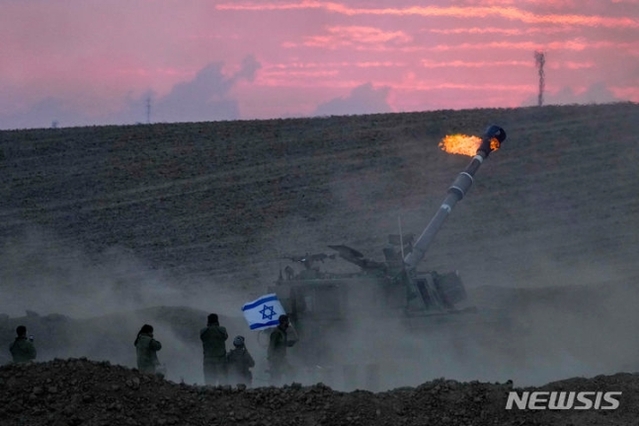 ▲ 14일(현지시각) 이스라엘 남부 가자지구 인근에서 이스라엘군의 자주포가 가자지구를 향해 포를 쏘고 있는 장면. ⓒ뉴시스