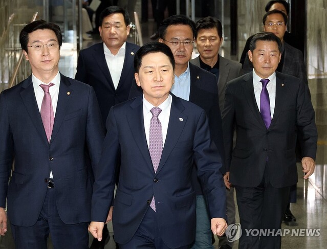 ▲ 국민의힘 김기현 대표가 15일 국회에서 열린 의원총회에 참석하고 있다. ⓒ연합뉴스