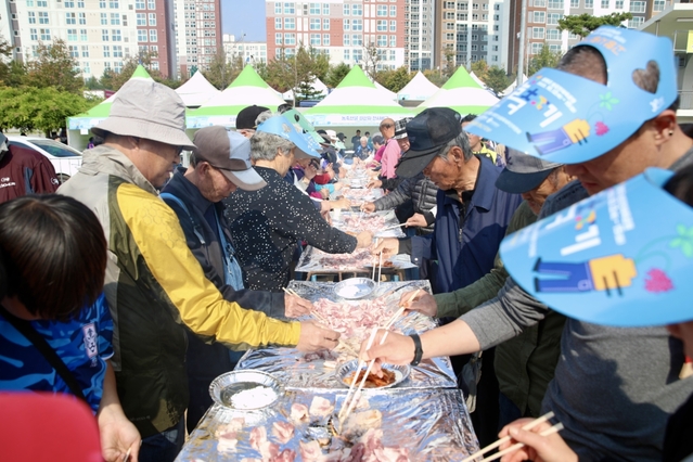 ▲ 지난 12~15일 충북 증평군 보강천체육공원 일원에서 열린 ‘증평인삼골축제’가 지역민과 관광객들의 적극적인 참여 속에 성황리에 마무리됐다. 축제 중 가장 인기가 높은 삼겹살 구이판에서 관람객들이 삼겹살을 구워 먹고 있다.ⓒ증평군