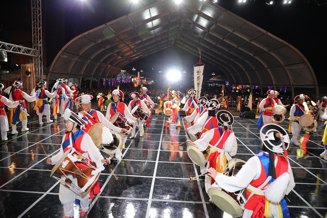 ▲ ‘엄마, 행복하세요!’라는 주제로 지난 6일부터 충남 금산에서 열린 ‘2023 금산세계인삼축제’가 15일 폐막됐다. 폐막식에서 사물놀이공연을 하고 있다.ⓒ금산군