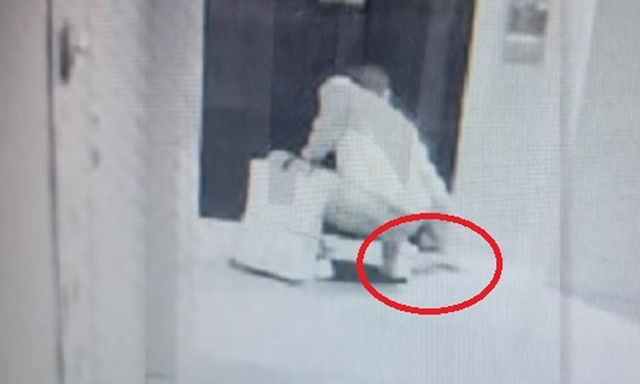 ▲ 한동훈 법무부 장관의 자택 현관 앞에 흉기를 두고 간 피의자 42세 남성의 모습. ⓒ채널A 보도 화면