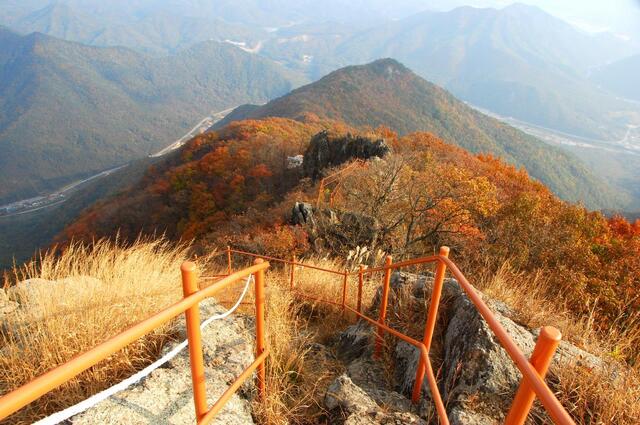 ▲ 암반과 단풍 숲길로 이어진 하산 구간.ⓒ진경수 山 애호가