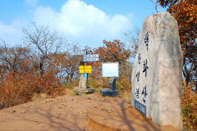 ▲ 세 개의 고스락 돌이 있는 백화산(한성봉) 고스락.ⓒ진경수 山 애호가