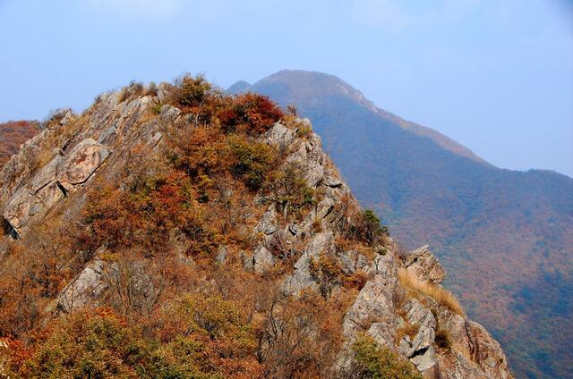 ▲ 주행봉으로 이동하면서 우회한 암봉.ⓒ진경수 山 애호가