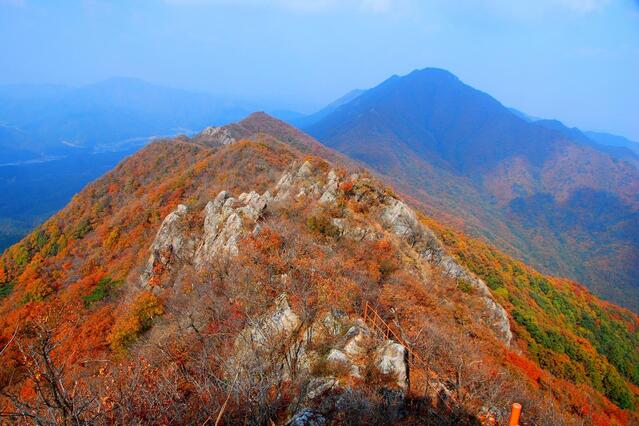 ▲ 칼날바위 능선 뒤로 보이는 한성봉.ⓒ진경수 山 애호가