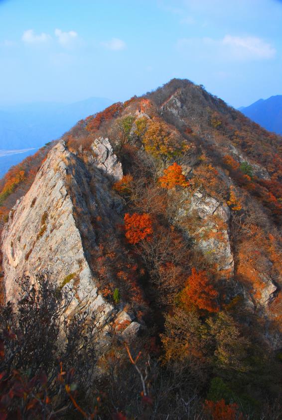 ▲ 전망대에서 바라본 칼날바위 능선과 주행봉.ⓒ진경수 山 애호가