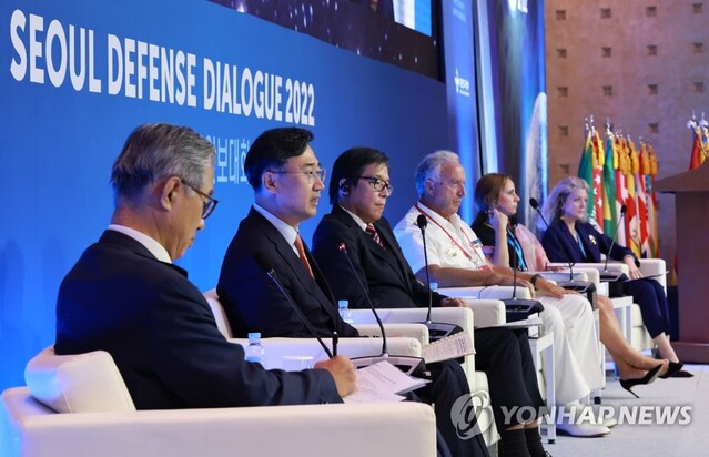 ▲ 신범철 국방부 차관(왼쪽 두 번째)이 작년 9월 7일 서울 중구 소공동 롯데호텔에서 열린 '2022 서울 안보대화' 본회의에서 발언하고 있다. 신 차관 오른쪽은 오카 마사미 일본 방위성 방위심의관(차관급). 2022.9.7 ⓒ연합뉴스