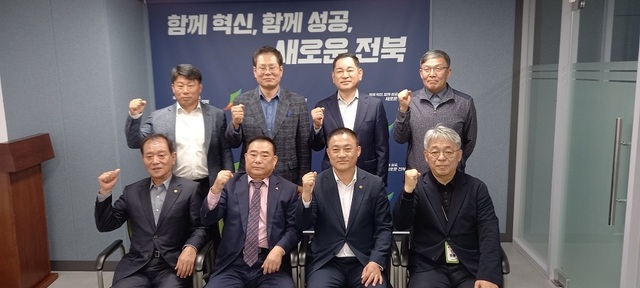 ▲ 전라북도의회 새만금 SOC예산 정상화 및 잼버리 진실규명 대응단 실무추진위원회와 전북인 비상대책회의 등은 16일 서울에서 수도권 내 전북도 출향단체와 간담회를 갖는 등 범도민 결집에 나섰다.ⓒ전북도의회 사진 제공