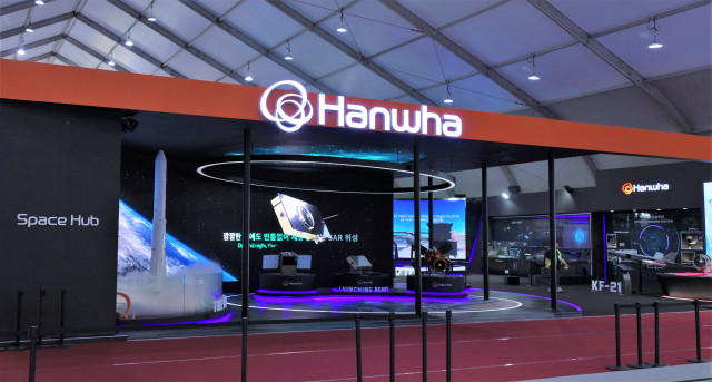 ▲ 한화 우주방산 계열사가 17일부터 22일까지 경기 성남시 서울공항에서 열리는 ′서울 국제 항공우주 및 방위산업 전시회(Seoul ADEX) 2023′에 참가한다. 사진은 ADEX 2023에 공개된 한화 통합 부스ⓒ한화에어로스페이스