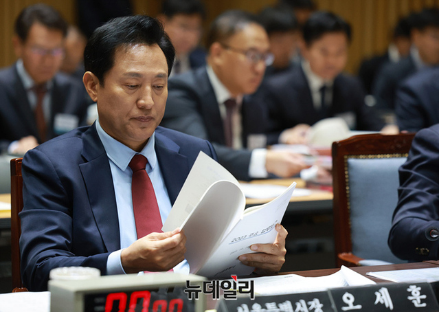 ▲ 오세훈 서울시장이 16일 오전 서울시청에서 열린 국회 행정안정위원회의 서울시에 대한 국정감사에서 발언하고 있다. ⓒ정상윤 기자
