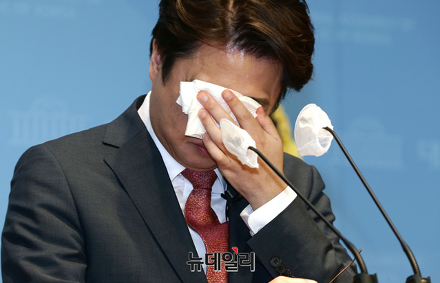 ▲ 이준석 국민의힘 전 대표가 16일 오전 국회에서 현안 관련 기자회견 중 해병대 채모 상병, 서이초 사건 관련 발언을 하며 눈물을 흘리고 있다. ⓒ이종현 기자