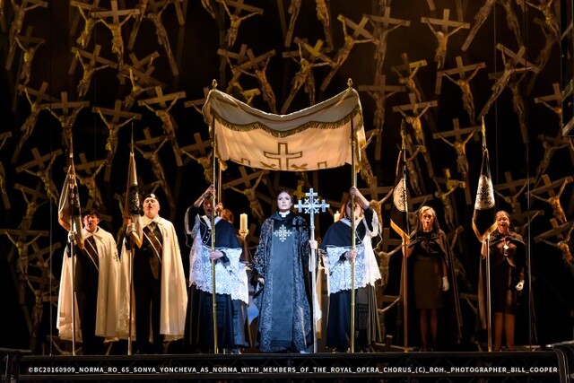 ▲ 영국 로열오페라하우스가 2016년 초연한 오페라 '노르마' 공연 장면.ⓒ예술의전당