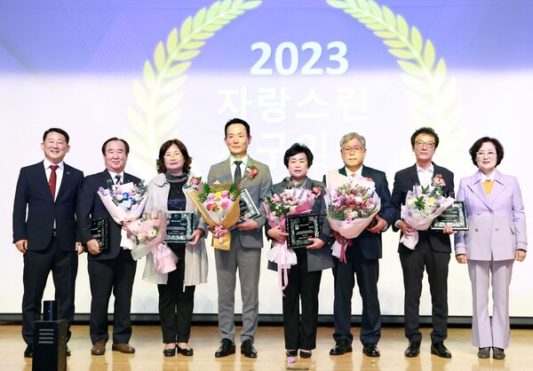 ▲ 대전 서구의 제34회 서구민의 날 기념식 모습이다. 2023 자랑스런 서구인상은 문화·예술 부문 강도묵, 모범가정·효행 부문 유병회, 사회봉사 부문 정명숙, 생활체육 부문 김상봉, 환경·안전 부문 김화자, 지역 발전 부문 이철희 씨가 수상했다.ⓒ서구