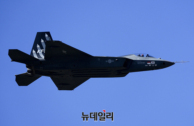 ▲ 한국형 전투기 보라매(KF-21) 시제 3호기가 16일 오전 서울공항에서 열린 '서울ADEX 2023(서울 국제 항공우주 및 방위산업 전시회) 미디어 데이'에서 축하비행 연습을 하고 있다. ⓒ서성진 기자