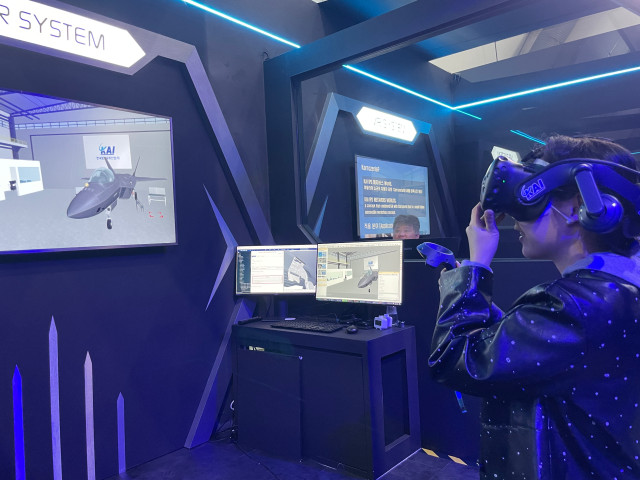 ▲ 기자가 시뮬레이터존에서 KF-21과 FA-50의 조종석절차훈련장비(CPT) 및 가상현실(VR) 시뮬레이터를 체험하고 있다. ⓒ박소정 기자