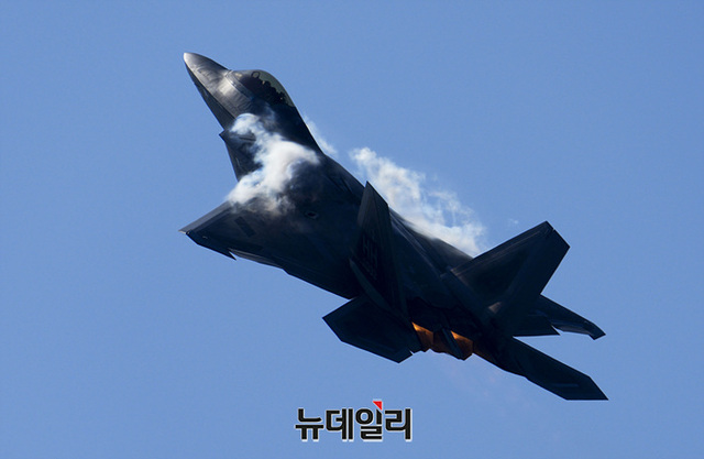 ▲ 미 공군 F-22 랩터 전투기가 16일 오전 서울공항에서 열린 '서울ADEX 2023(서울 국제 항공우주 및 방위산업 전시회) 미디어 데이'에서 코브라 기동을 선보이고 있다. ⓒ서성진 기자