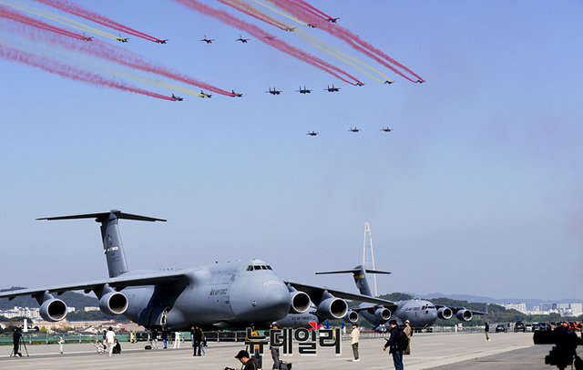 ▲ 대한민국 공군 전투기 편대가 16일 오전 서울공항에서 열린 '서울ADEX 2023(서울 국제 항공우주 및 방위산업 전시회) 미디어 데이'에서 축하비행 연습을 하고 있다. ⓒ서성진 기자
