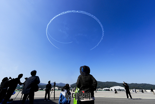 ▲ 대한민국 공군 특수비행팀 블랙이글스가 16일 오전 서울공항에서 열린 '서울ADEX 2023(서울 국제 항공우주 및 방위산업 전시회) 미디어 데이'에서 태극기를 그리고 있다. ⓒ서성진 기자
