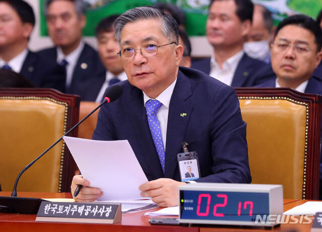 ▲ 이한준 한국토지주택공사(LH) 사장이 16일 오전 서울 여의도 국회에서 열린 국토교통위원회의 한국토지주택공사 등에 대한 국정감사에서 의원 질의에 답변하고 있다. ⓒ뉴시스