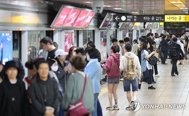 ▲ 16일 오후 서울 시내 한 지하철 승강장에서 시민들이 열차를 기다리고 있다.ⓒ연합뉴스