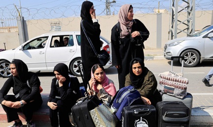 ▲ 지난 14일(현지시간) 이스라엘의 공격이 계속 되자 민간인들이 이집트로 건너가기 위해 라파 통로에서 대기하는 모습.ⓒ연합뉴스