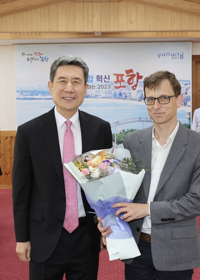 ▲ 프랑스 대표 경제일간지인 레제코의 기샤르 기욤(Guichard Guillaume) 저널리스트가 지난 13일 포항시청을 찾아 이강덕 포항시장을 인터뷰했다.ⓒ포항시