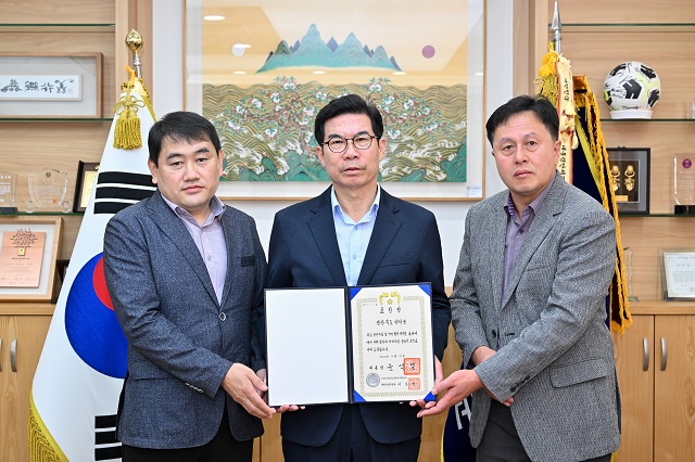 ▲ 김광열 영덕군수(가운데)가 영덕군 대통령 기관상을 기념하고 있다.ⓒ영덕군