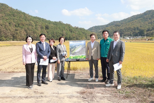 ▲ 대구시의회 건설교통위원회(김지만 위원장)는 제304회 임시회 기간 중 10월 16일 군위군 신공항 건설부지를 찾아 화물터미널 조성 관련 보고를 받았으며 이어 군위정수장 및 군위댐을 방문해 신공항 건설에 따른 신규 용수 공급 방안 등을 확인했다.ⓒ대구시의회