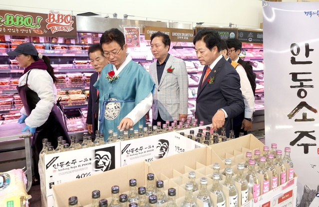 ▲ H마트 부에나파크점에서 진행한 2023 K-경북푸드 홍보전에서는 영국의 스카치위스키보다 200년 앞선 전통주인 안동소주를 현지 소비자에게 선보이고 경북 전통주의 우수성을 홍보했으며 떡볶이, 장류 등 다양한 경북 농식품의 매력을 미국 소비자들에게 알렸다.ⓒ경북도