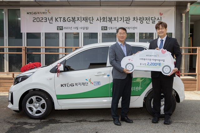 ▲ 선준 KT&G복지재단 사무처장(왼쪽)과 나석원 성북구립 석관실버복지센터장(오른쪽)이 기념촬영을 하고 있다.ⓒKT&G