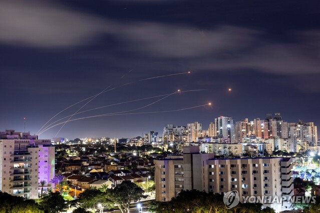 ▲ 이스라엘 방공망 아이언돔이 지난 15일(현지시간) 가자지구발 로켓을 남부 아슈켈론에서 요격하고 있다. 2023.10.16 ⓒ연합뉴스