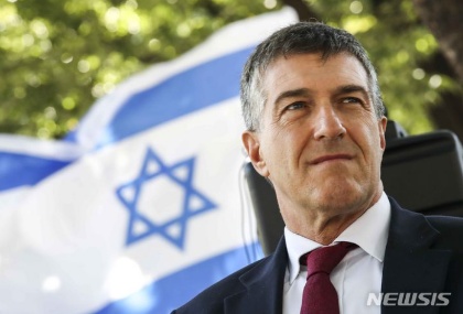 ▲ 아키바 토르 주한이스라엘 대사가 17일 서울 종로구 동화면세점 앞에서 열린 이스라엘 연대 지지 집회에서 발언하는 모습. ⓒ뉴시스