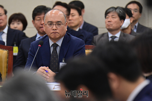 ▲ 김덕재 한국방송공사(KBS) 사장 직무대행이 17일 국회에서 열린 과학기술정보방송통신위원회 국정감사에서 의원들의 질문에 답하고 있다. ⓒ이종현 기자