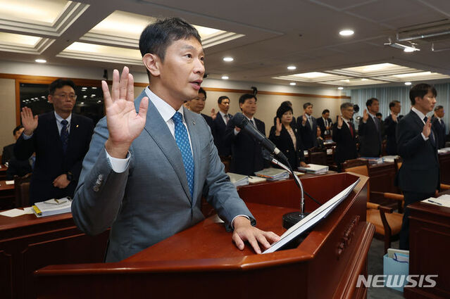 ▲ 이복현 금융감독원 원장이 17일 서울 영등포구 금융감독원에서 열린 국회 정무위원회의 금융감독원에 대한 국정감사에서 선서하고 있다.ⓒ뉴시스