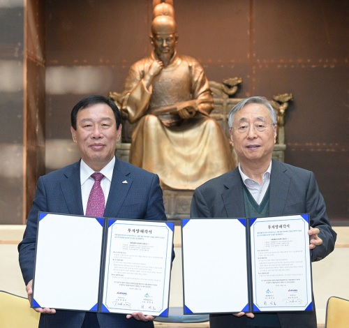 ▲ 최민호 세종시장(왼쪽)이 17일 시청 4층 한글책문화센터에서 박정부 ㈜아성다이소 회장과 3500억 원 규모의 투자협약을 체결한 뒤 기념촬영을 하고 있다.ⓒ세종시